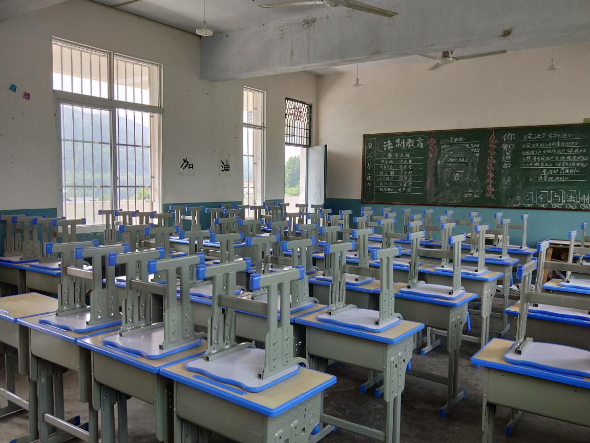 环能科技将"爱心课桌"送到中江县偏远山区学校